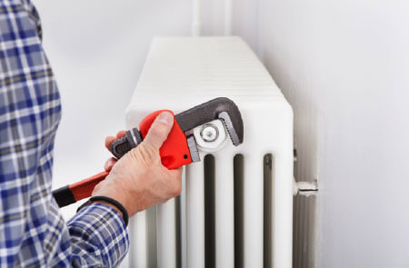 Hoe breng je warmteweerkaatsend materiaal aan achter een radiator? Hoe Breng Je Warmteweerkaatsend Materiaal Aan Achter Een Radiator?